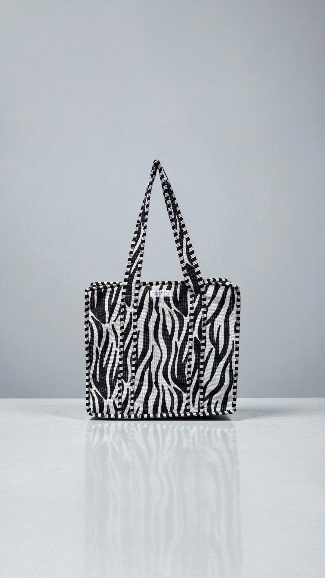 Tote with zipp Zebra